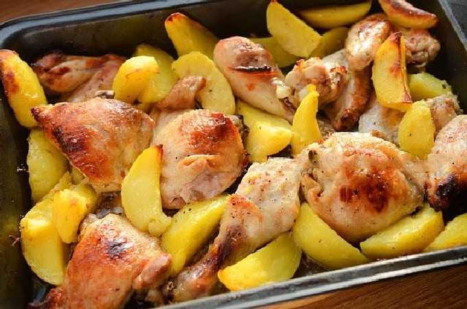 Курица целиком в духовке с картофелем - 7 рецептов с фото