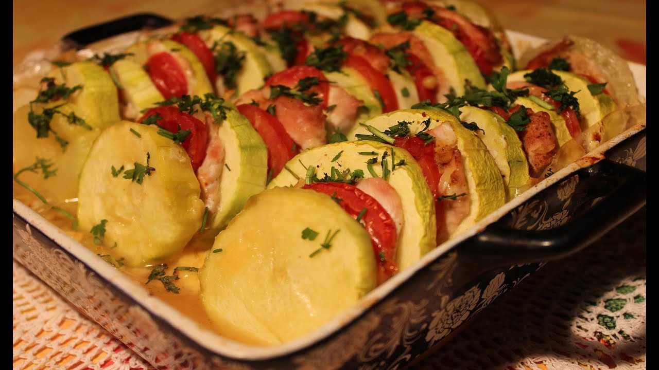 Курица кабачок помидор сыр. Куриные грудки в духовке с кабачками. Кабачки с грудкой в духовке. Кабачки в духовке с помидорами и сыром и картошкой. Запеченная грудка с кабачками в духовке.