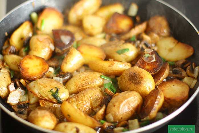 Простой рецепт жареной картошки с мясом и луком 2021: пошаговый с фото на сковороде