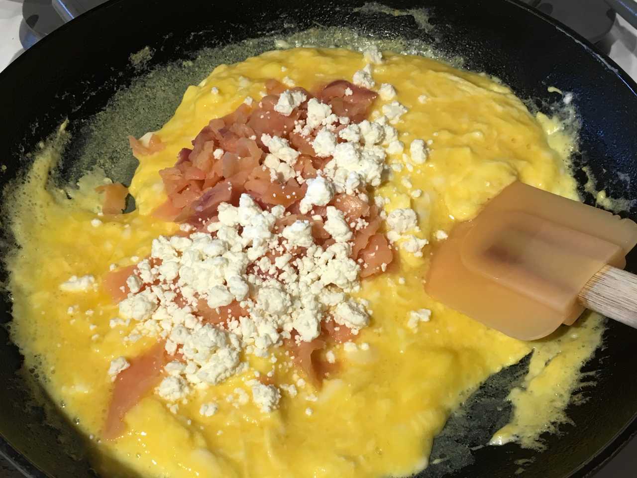 Завтрак из яиц на сковороде за считанные минуты – 12 простых рецептов