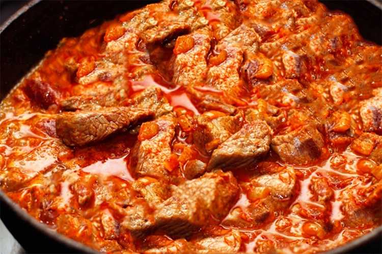 Гуляш из свинины с подливкой на сковороде - 10 вкусных рецептов с фото пошагово