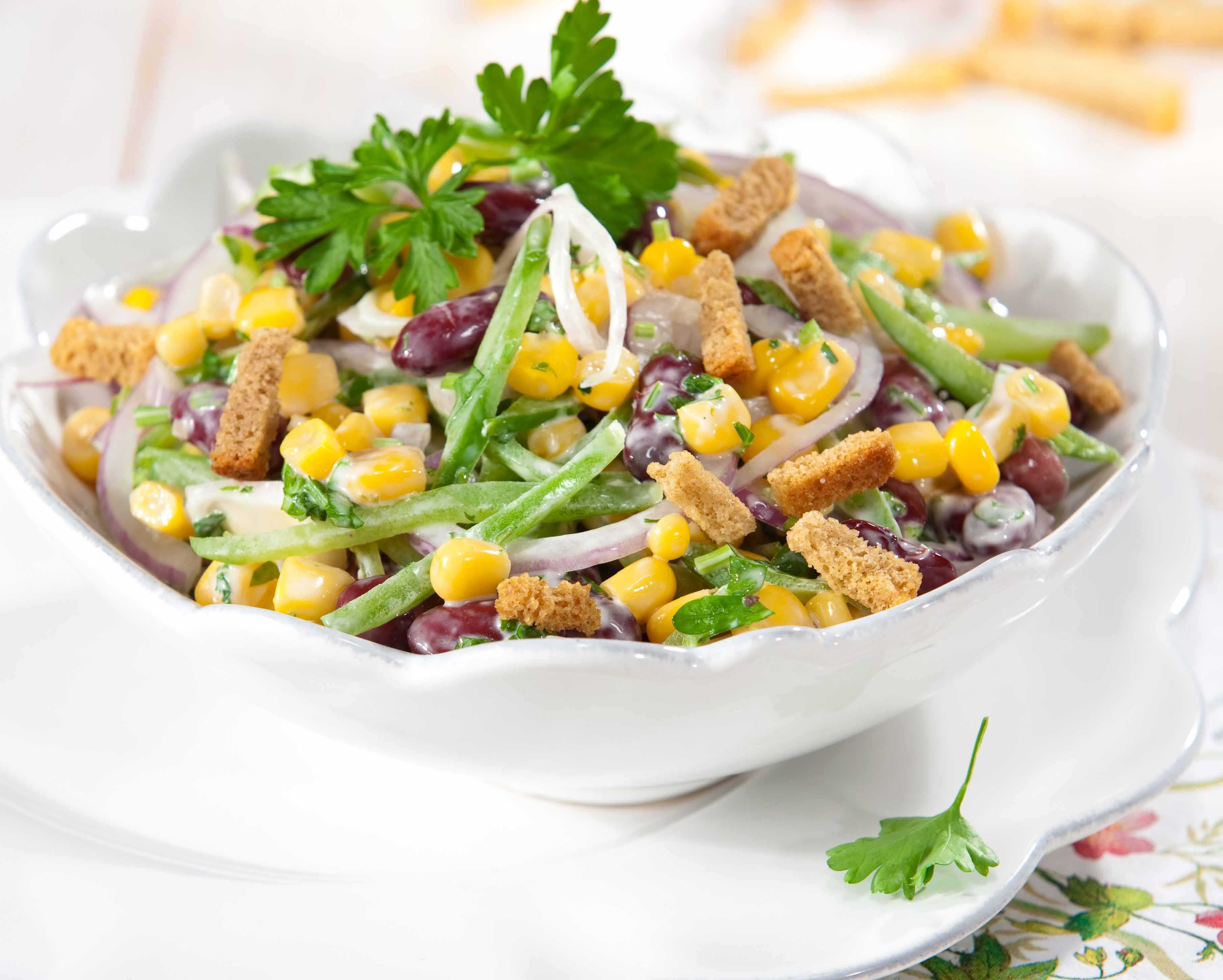 Как приготовить лучший салат с курицей и кукурузой: 9 идеальных рецептов