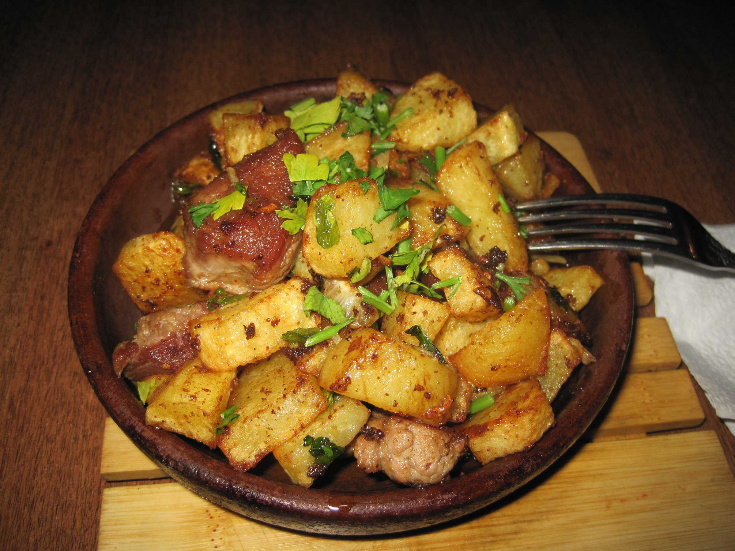 Тушеная картошка с мясом в кастрюле