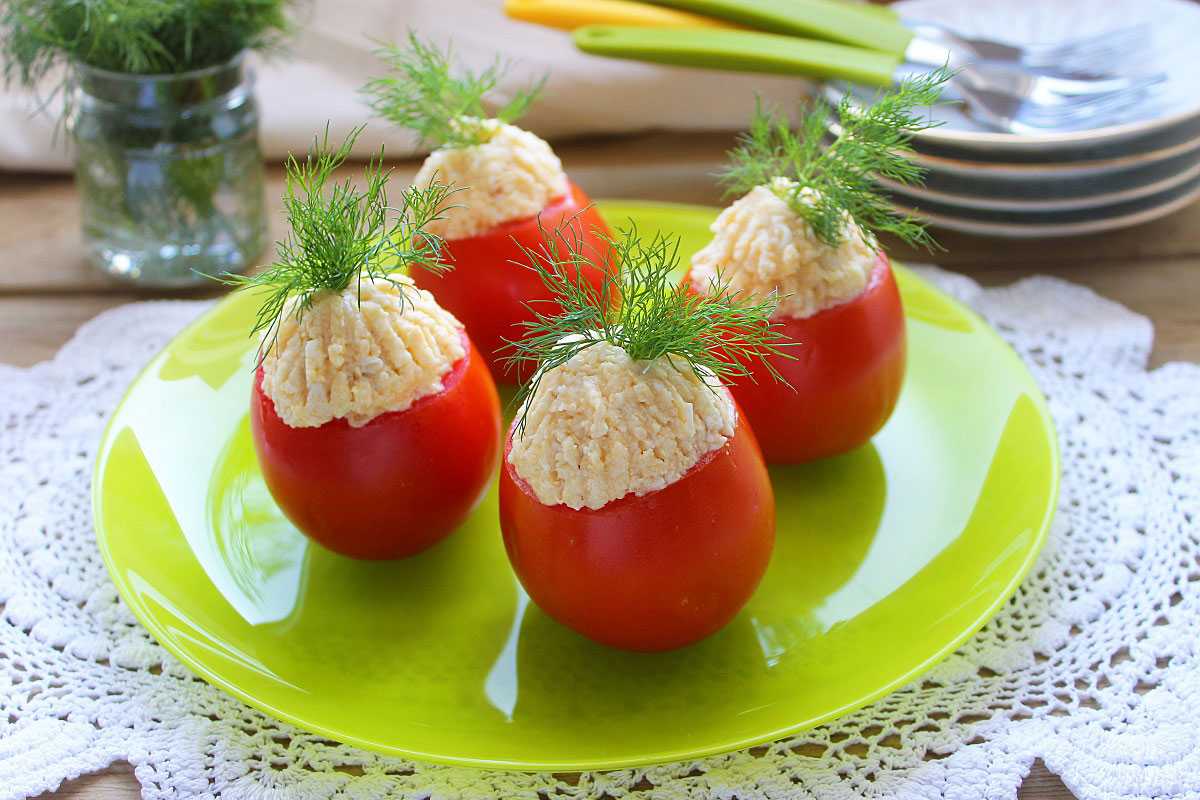 Салат тюльпаны из помидоров с плавленным  сыром рецепт с фото пошагово и видео - 1000.menu