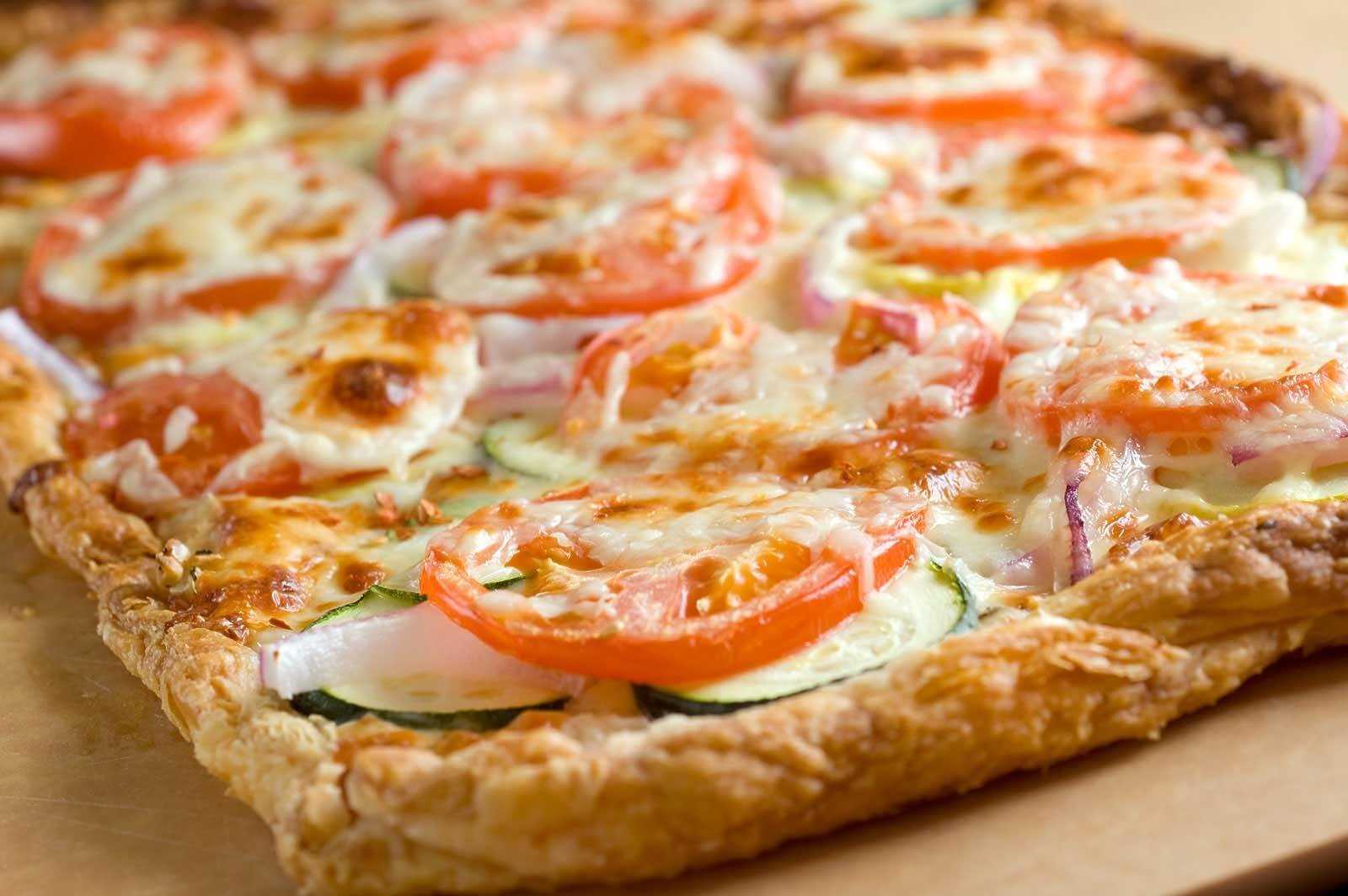 пицца с слоеного дрожжевого теста в духовке колбасой и сыром помидорами рецепт фото 9
