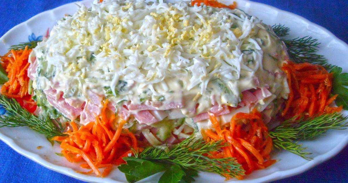 Вкусный салат с фасолью и копчёной колбасой — 7 простых рецептов