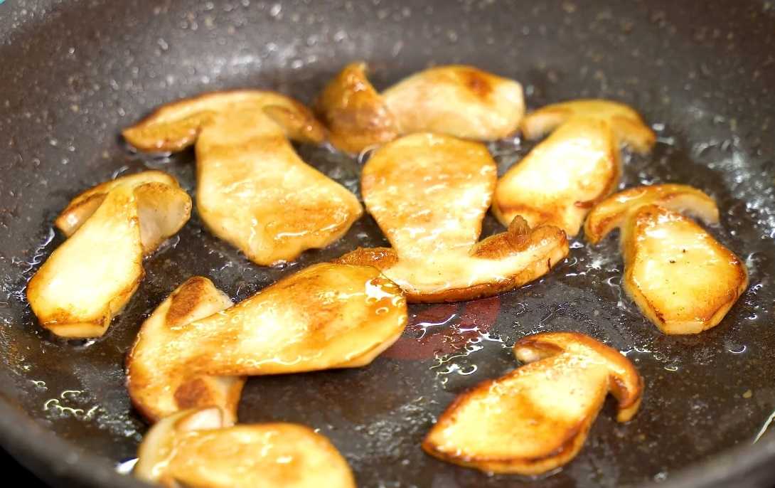 Как вкусно приготовить ребрышки свиные на сковороде: 2 рецепта