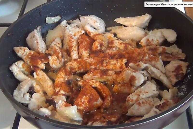 Куриные рулетики с начинкой на сковороде - 8 рецептов с фото
