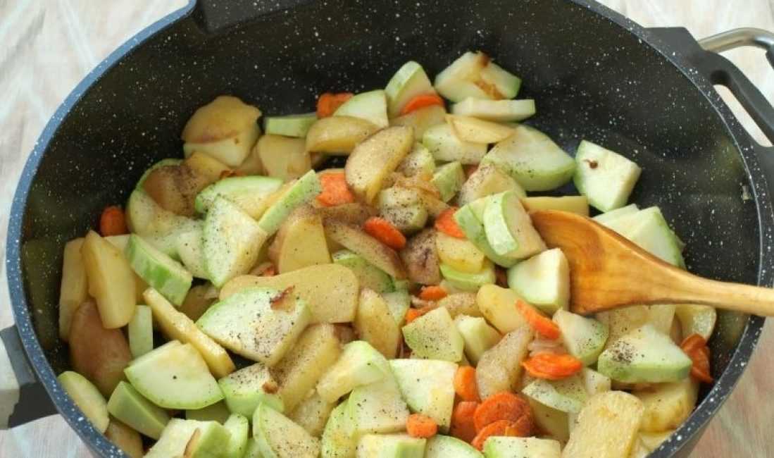 Кабачки картошка морковь лук. Овощное рагу с кабачками и картошкой. Овощное рагу с капустой и картошкой. Рагу на сковороде с картошкой. Тушеная картошка с овощами.