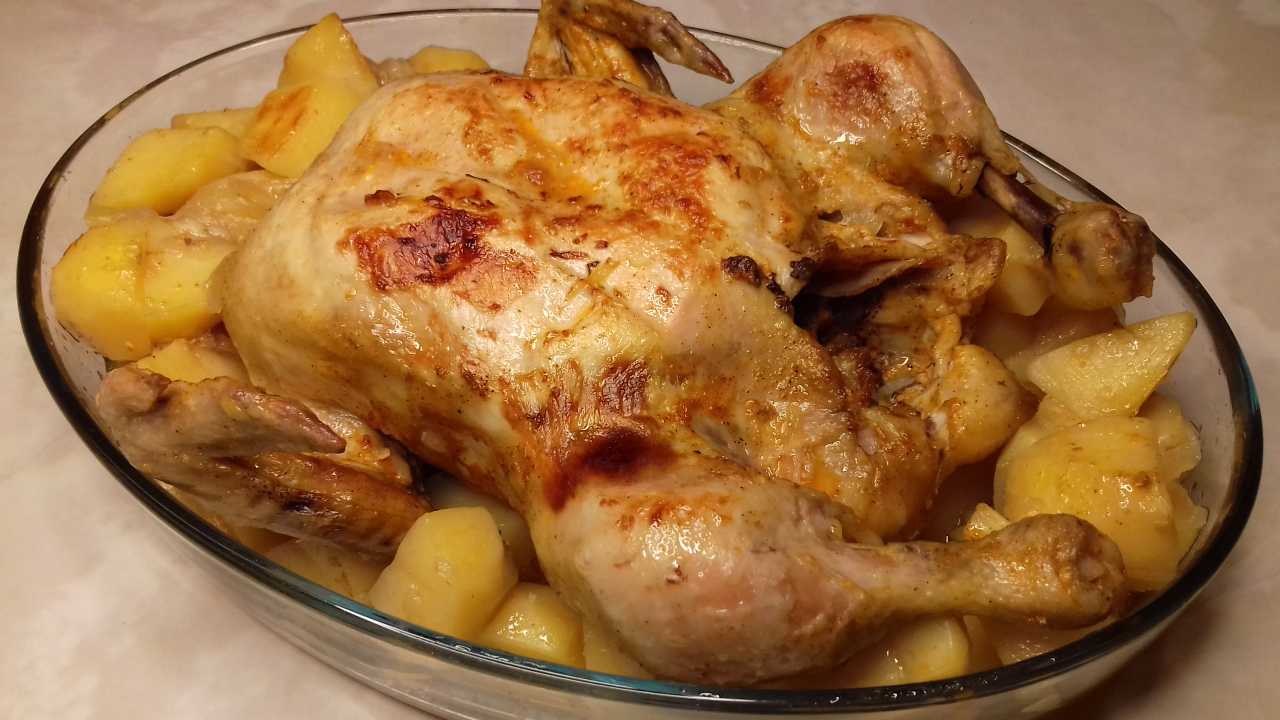 Курочка в духовке с хрустящей корочкой и картошкой. Курица с картошкой в рукаве. Курица с картошкой в духовке в рукаве. Сочная курица с картошкой в духовке в рукаве.