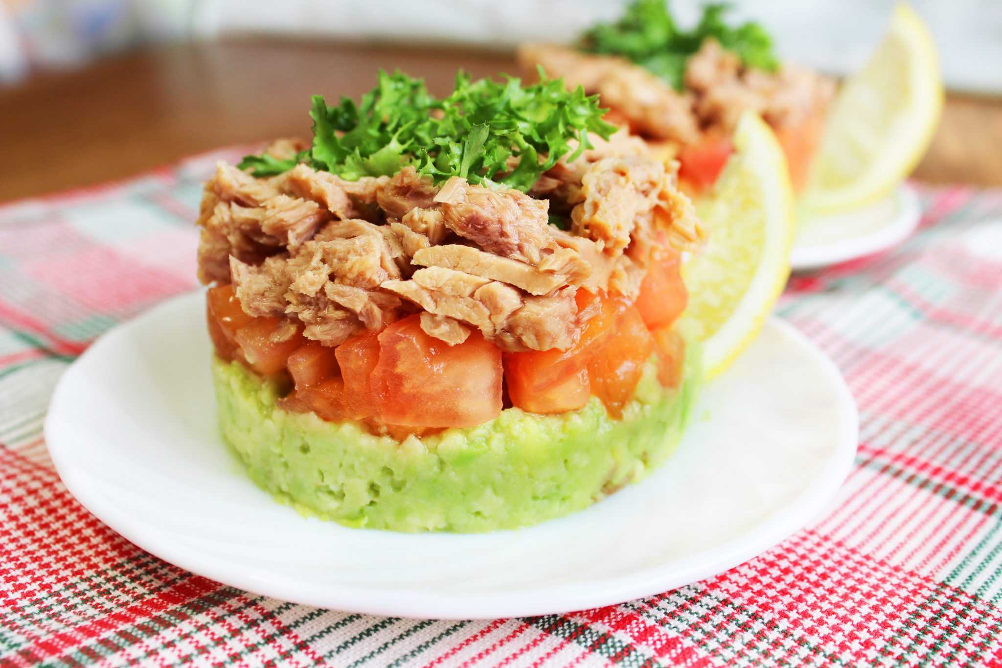 12 простых рецептов салата с консервированным тунцом 2021: классические пошаговые с фото