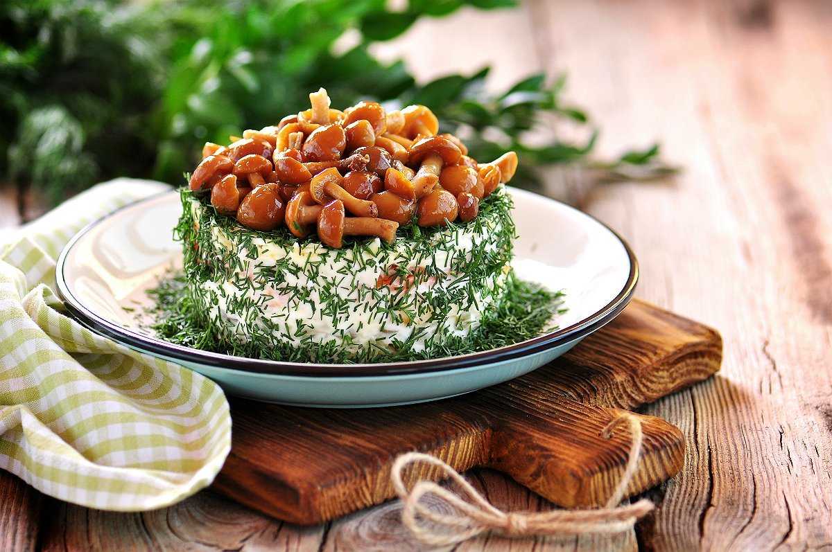 Салат с грибами и курицей слоями — рецепты праздничных салатов