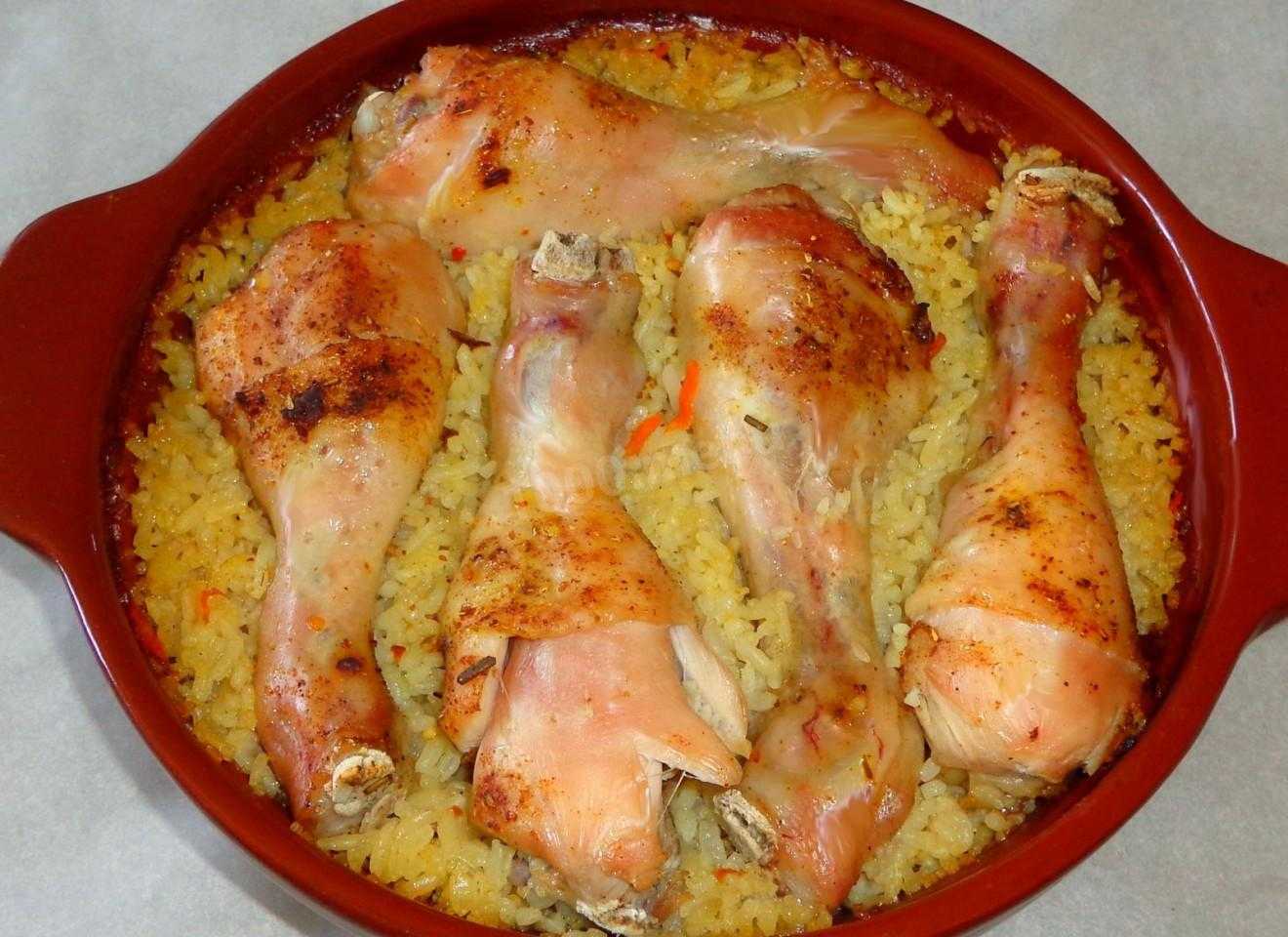 Приготовить куриные голени рецепт. Рис с курицей в духовке. Рис с голенью в духовке. Куриные голени с рисом в духовке. Голень куриная в духовке с хрустящей корочкой.