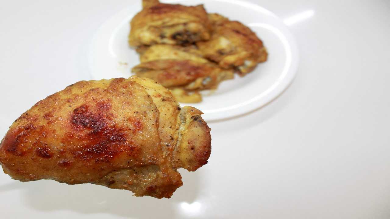 Вкусно и полезно: куриные бедра в фольге в духовке
