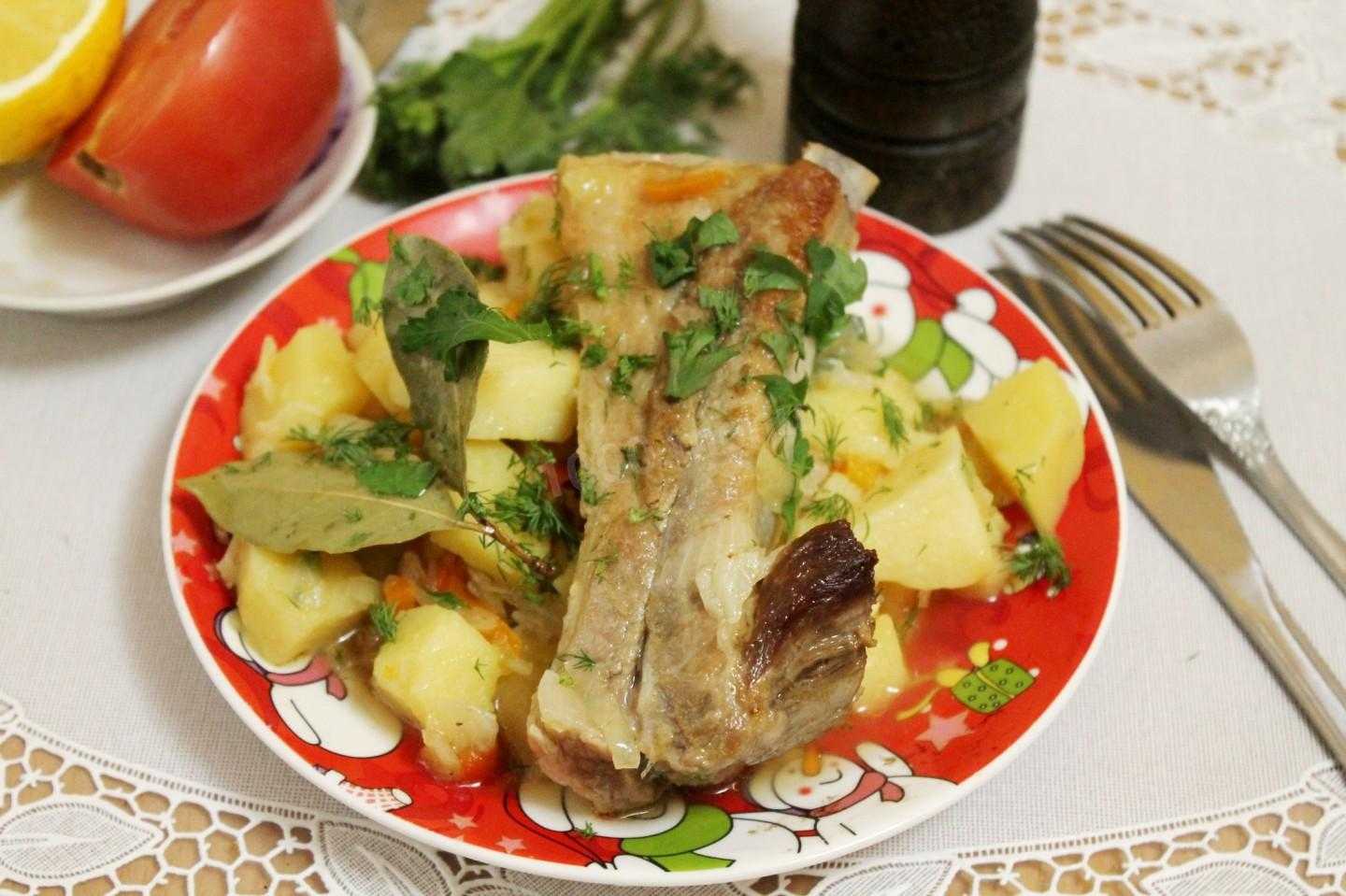 Тушеная свинина с картошкой в кастрюле. рецепт с луком, морковью, томатной пастой. фото