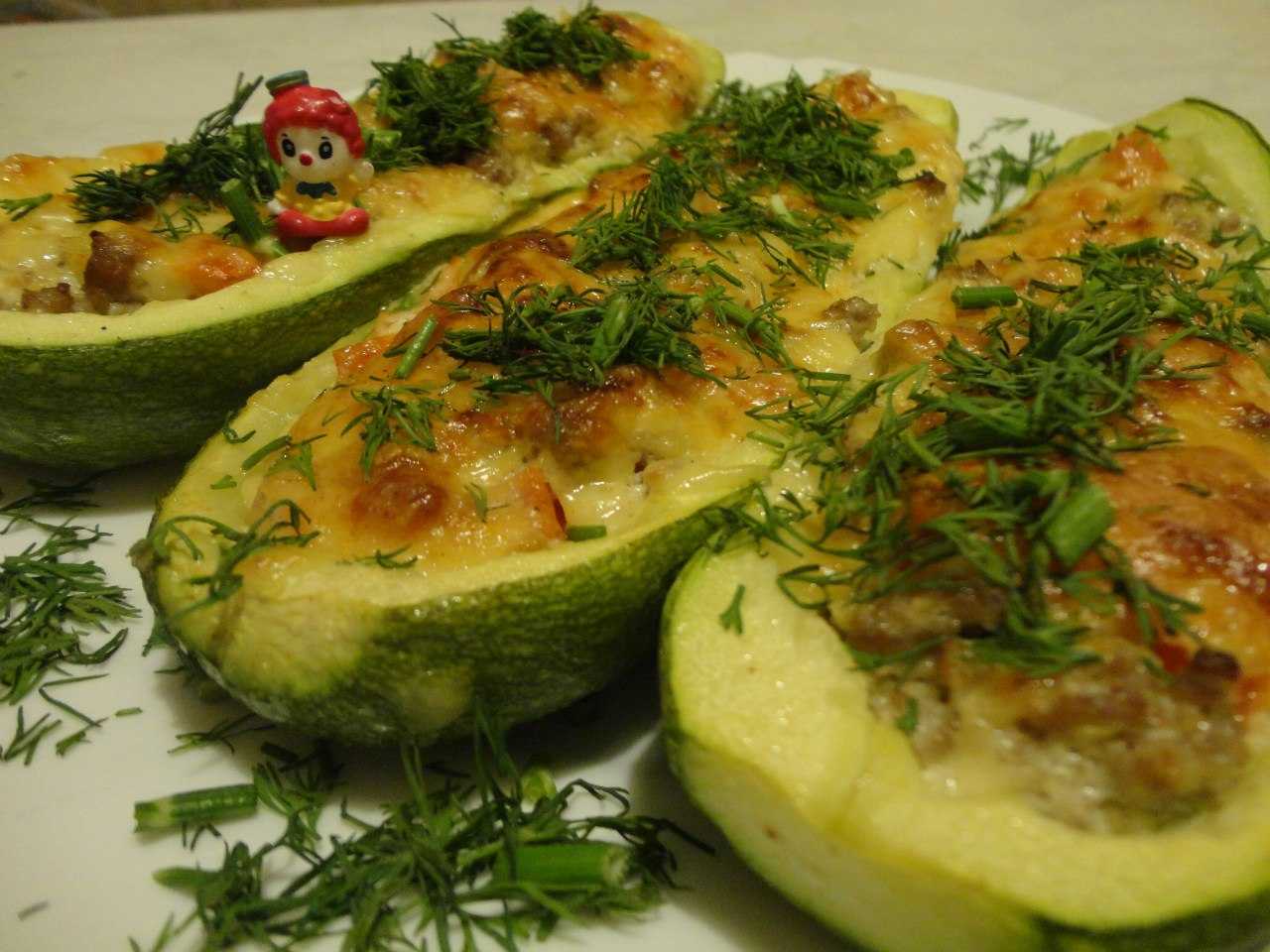 Блюда из кабачков с фаршем в духовке: рецепты с фото пошагово