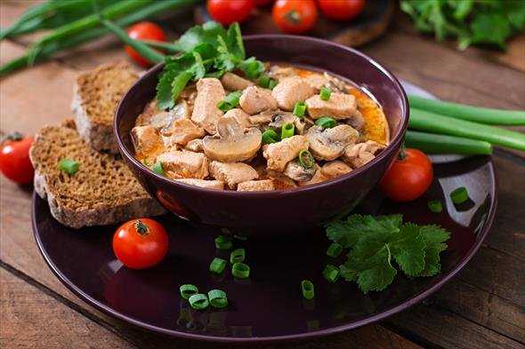 Гуляш из курицы с подливкой - быстро и вкусно