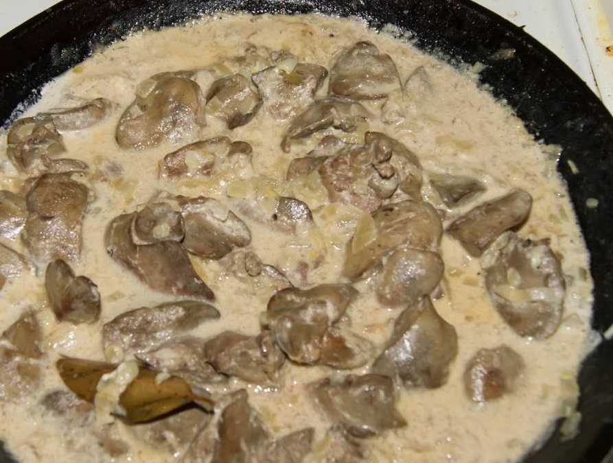 Свиная печень в сметане с луком на сковороде - 4 рецепта с пошаговыми фото
