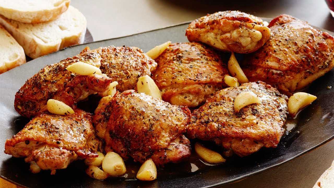 Как пожарить курицу на сковороде с золотистой корочкой