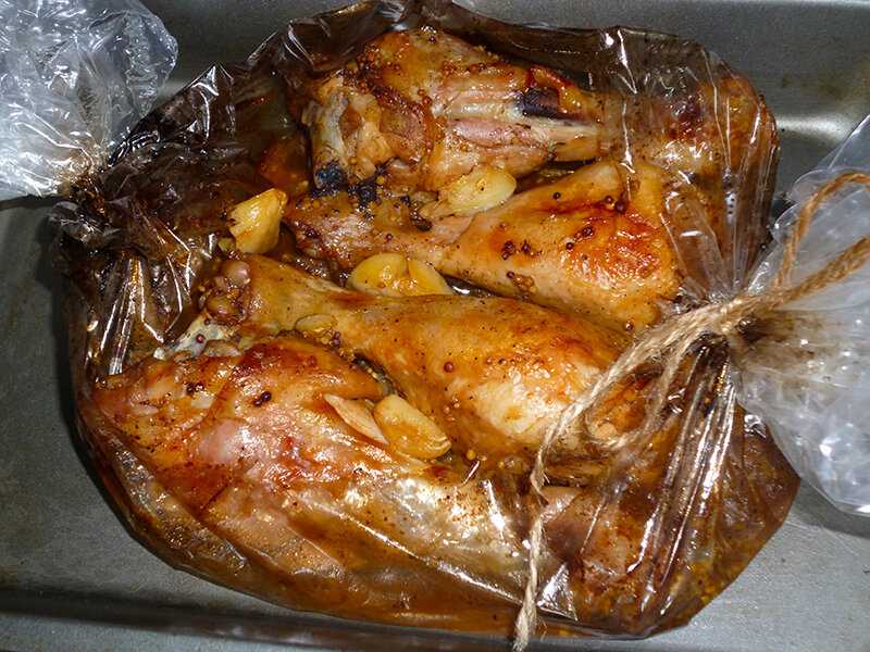 Рецепт картошки запеченной в рукаве в духовке. Курица в рукаве для запекания. Куриные ножки в рукаве в духовке.