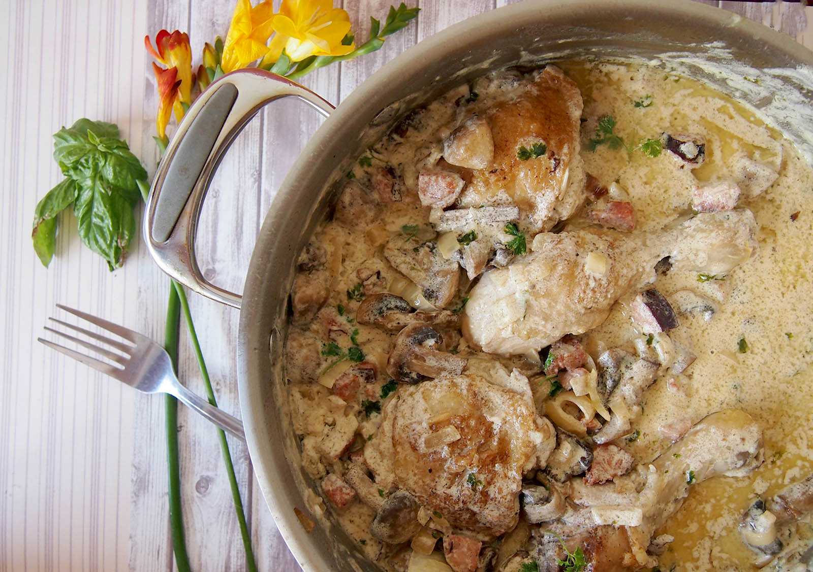 Курица тушеная в соусе на сковороде. 5 рецептов как просто и быстро приготовить вкусную курицу.