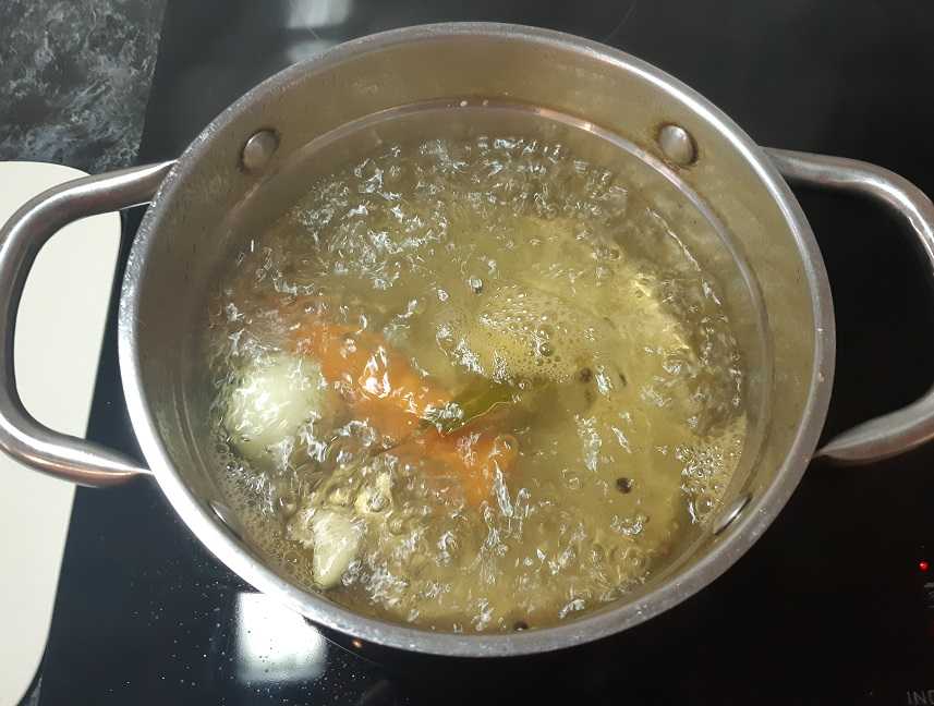 Варить курицу для супа после закипания. Куриная грудка варится. Как варить грудку. Как отварить куриную грудку в кастрюле. Как варить грудку на бульон.