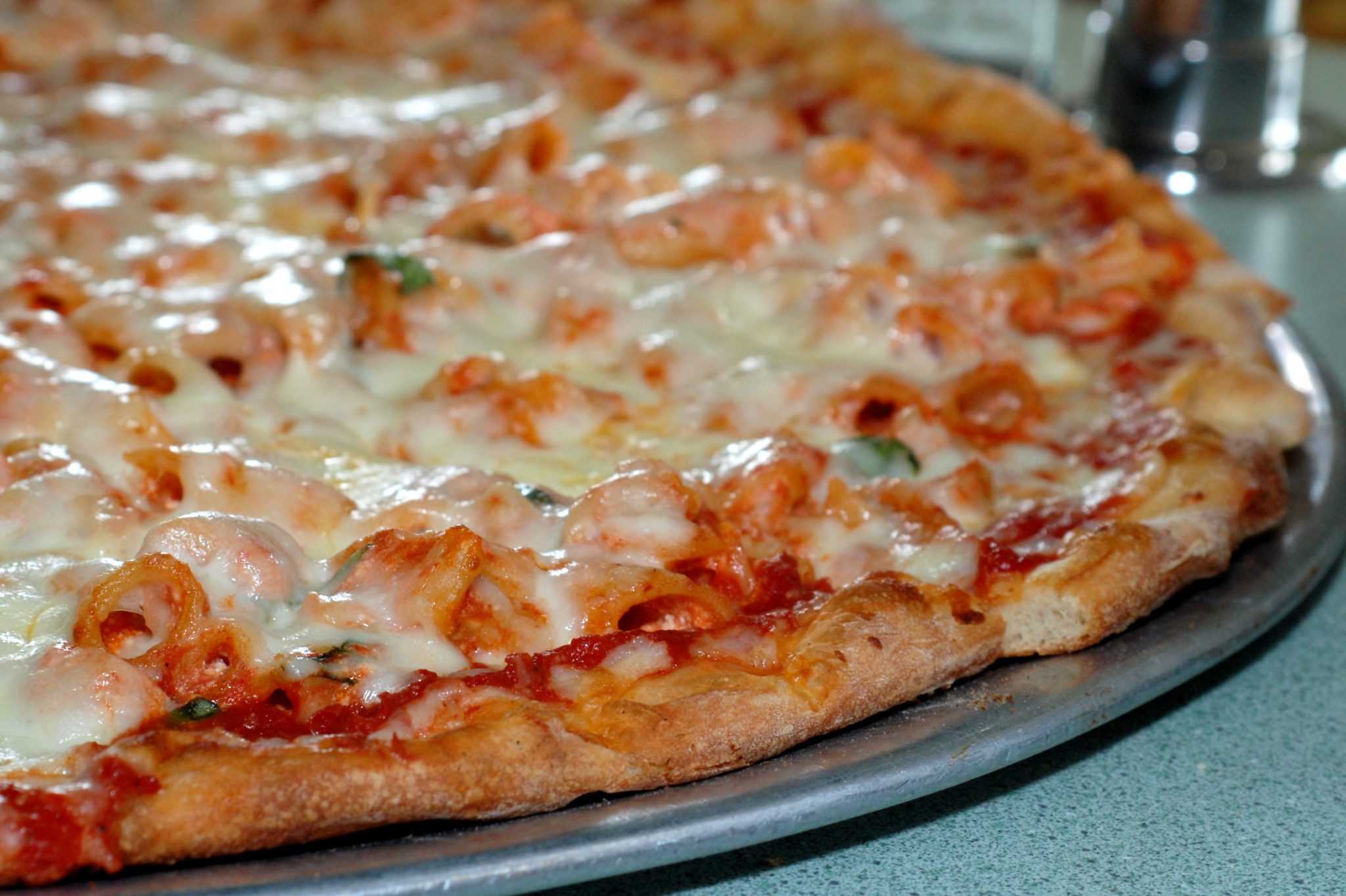пицца с грибами и колбасой и помидорами и с сыром в духовке со слоеным тестом фото 102