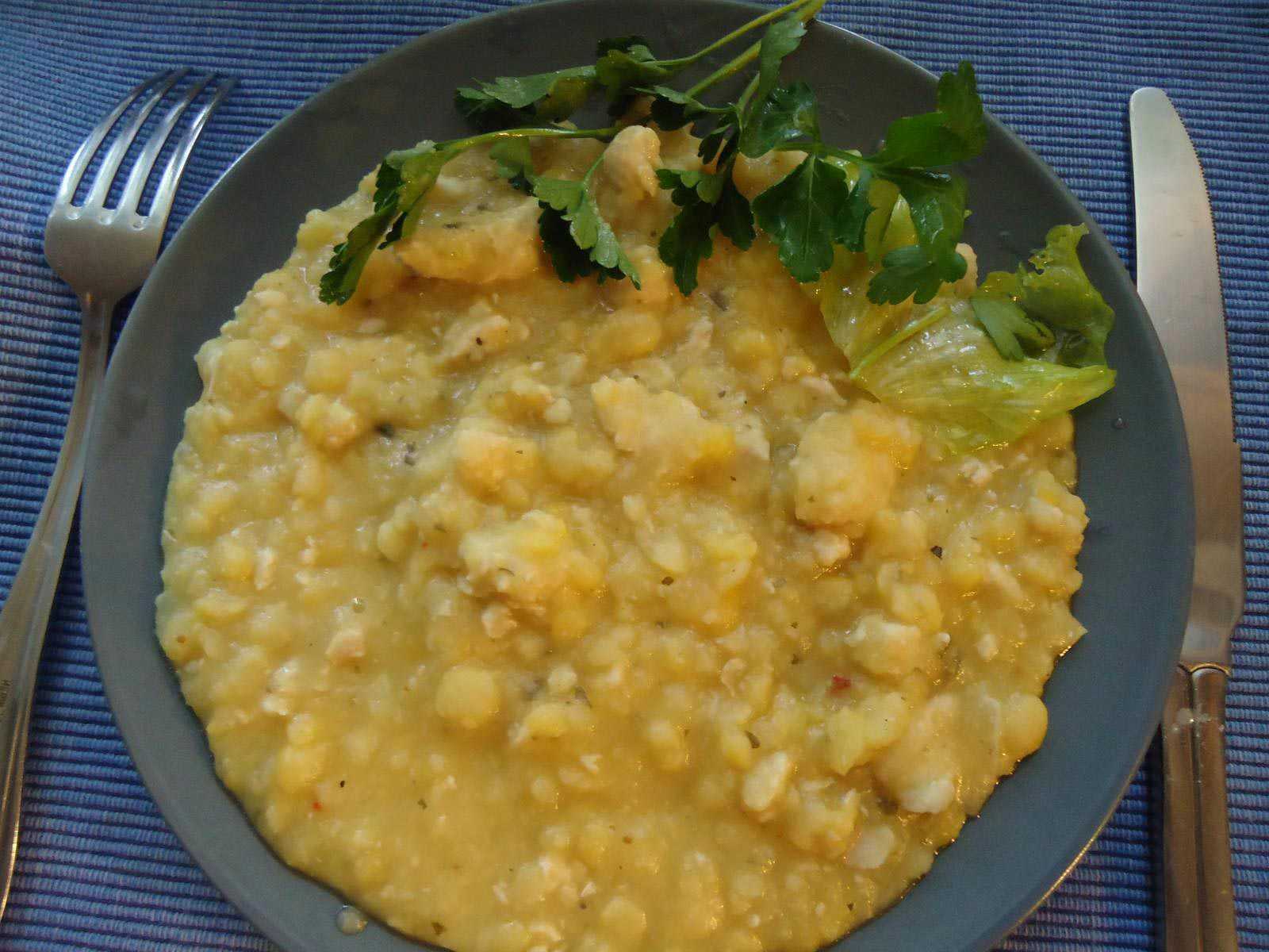 Как приготовить Каша из гороховых хлопьев с курицей и зеленью с использованием: горох,масло растительное,курица вареная,петрушка свежая Горох очень полезный продукт для здоровья и его необходимо время от времени включать в свой рацион питания Каша из горо