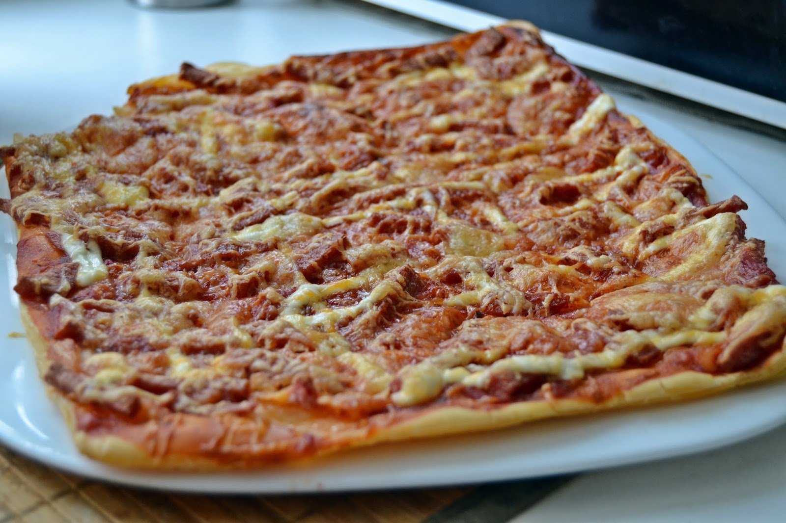 домашняя пицца в духовке рецепт с колбасой и сыром и помидорами на слоеном тесте фото 8