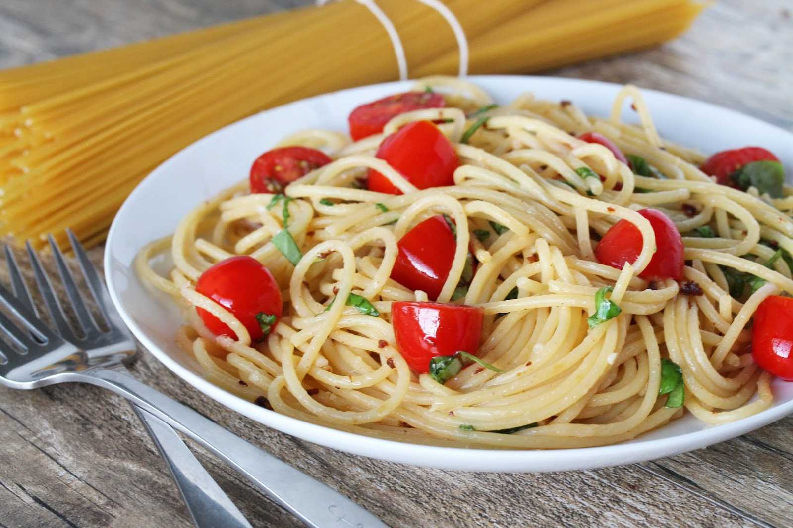 Макароны с сыром и помидорами на сковороде. Спагетти с томатами черри и базиликом. Спагетти черри базилик. Томат паста. Макароны с помидорами и сыром.
