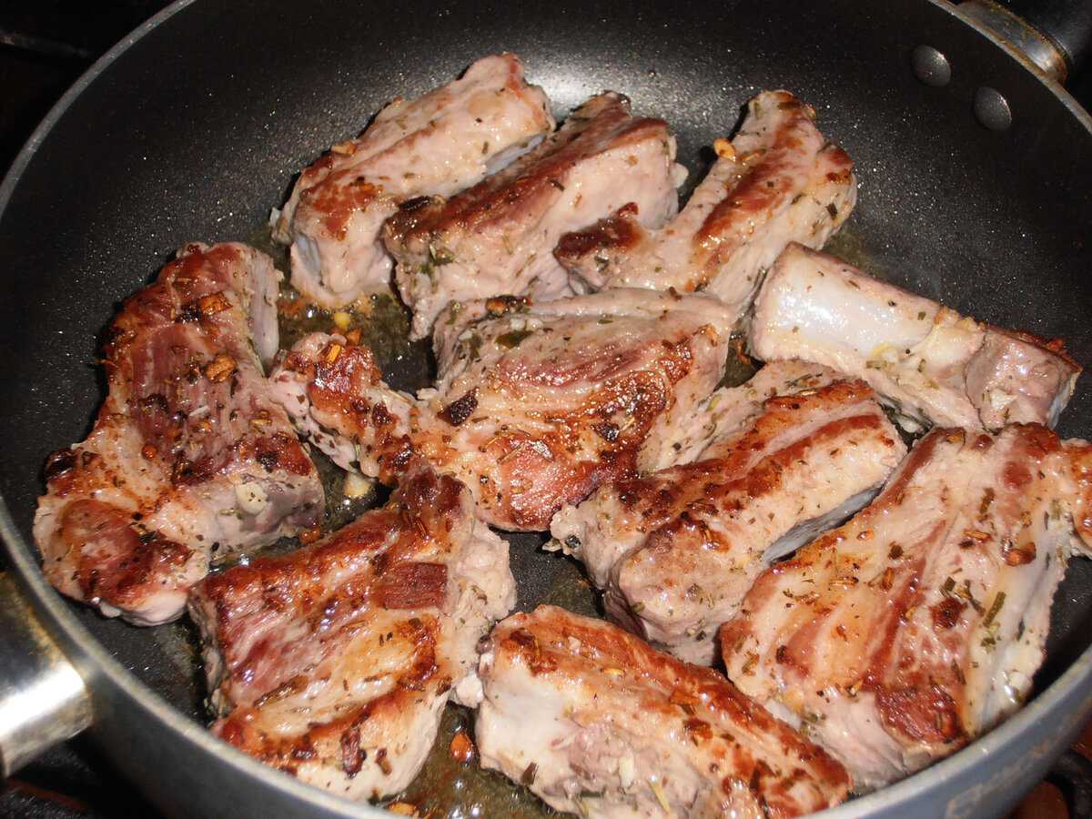 Свиные ребрышки на сковороде