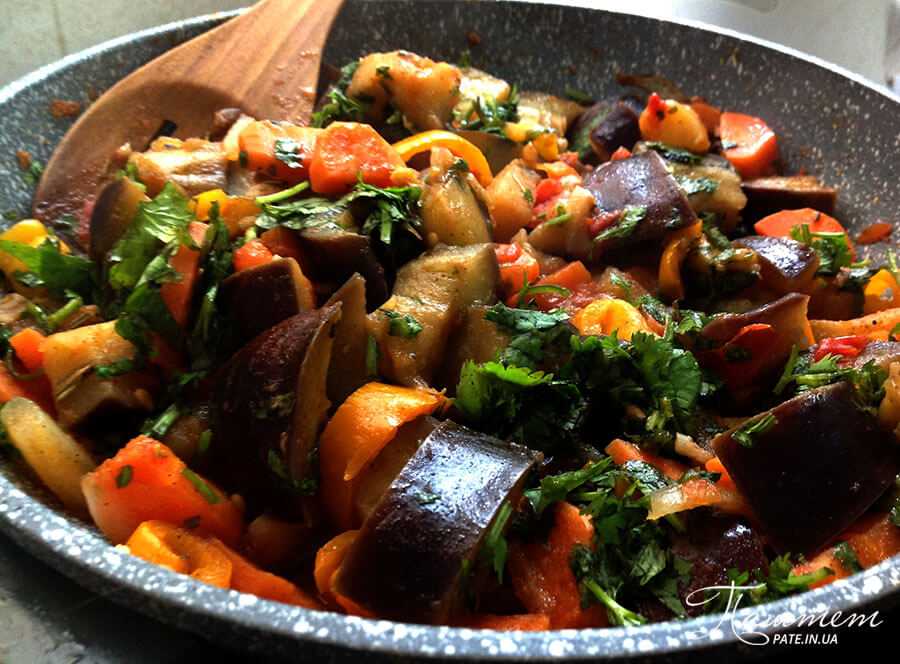 Овощи на сковороде простой рецепт. Овощное рагу сабджи. Баклажаны тушеные с овощами. Баклажаны жареные с овощами. Тушёные баклажаны с овощами на сковороде.