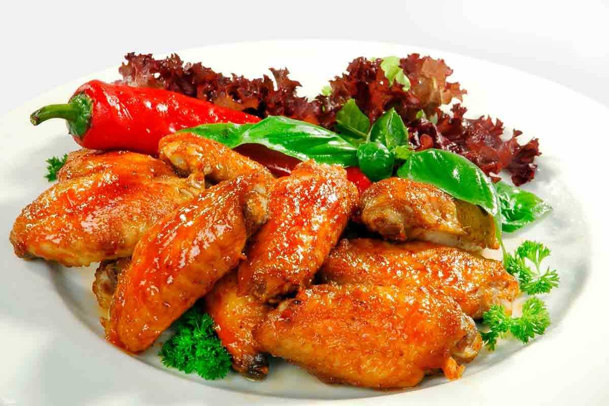 Курица запеченная целиком в рукаве в духовке - 7 вкусных рецептов
