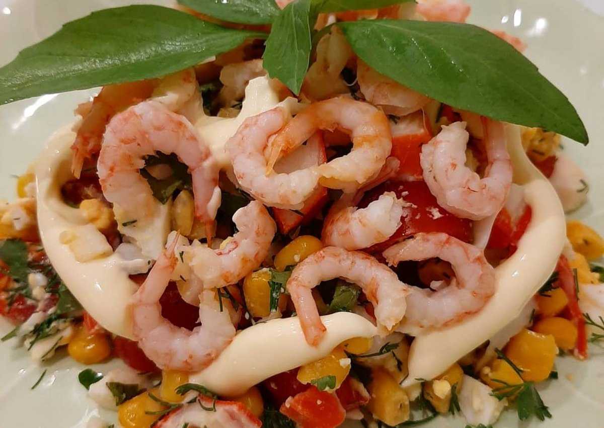 Самые вкусные салаты с креветками: 10 простых и пошаговых рецептов для тех, кто хочет приготовить холодное блюдо именно из этого морепродукта