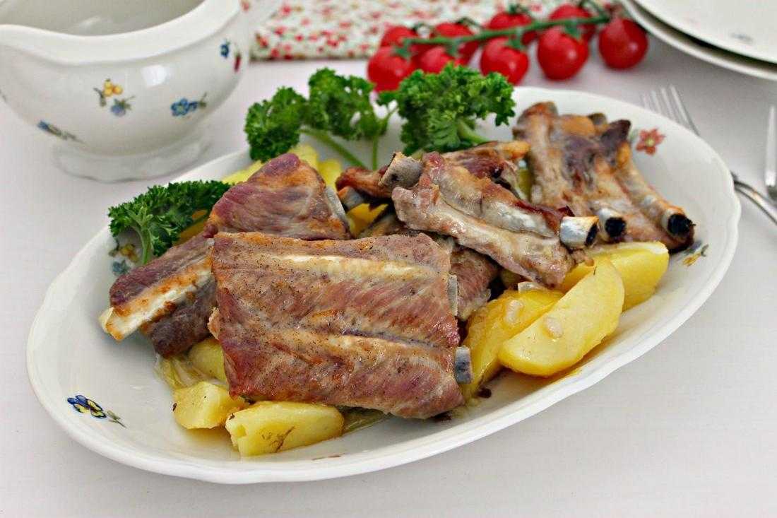 Тушеные свиные ребрышки с картошкой - рецепт с пошаговыми фото | как приготовить на webpudding.ru