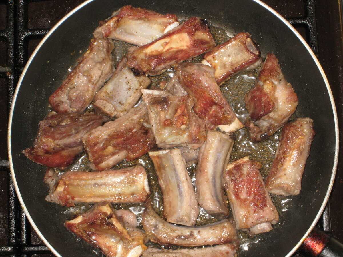Свиные ребрышки на сковороде - рецепт с фото, как приготовить