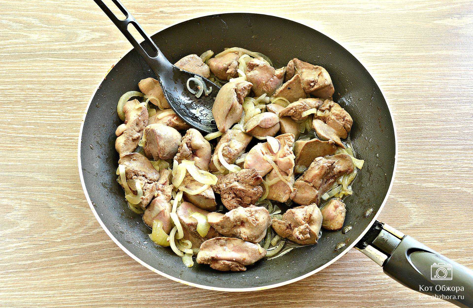 Свиная печень в сметане с луком на сковороде - 4 рецепта с пошаговыми фото