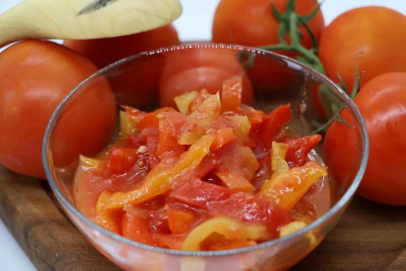 Салат с маринованным луком: топ-7 вкуснейших рецептов