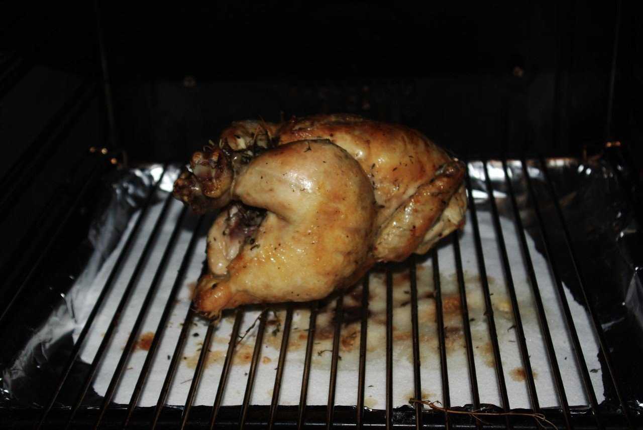 Готовить на вертеле в духовке. Курица гриль. Курица-гриль в духовке на решетке. Курица в духовке на решетке целиком. Курица грушь в духовке.