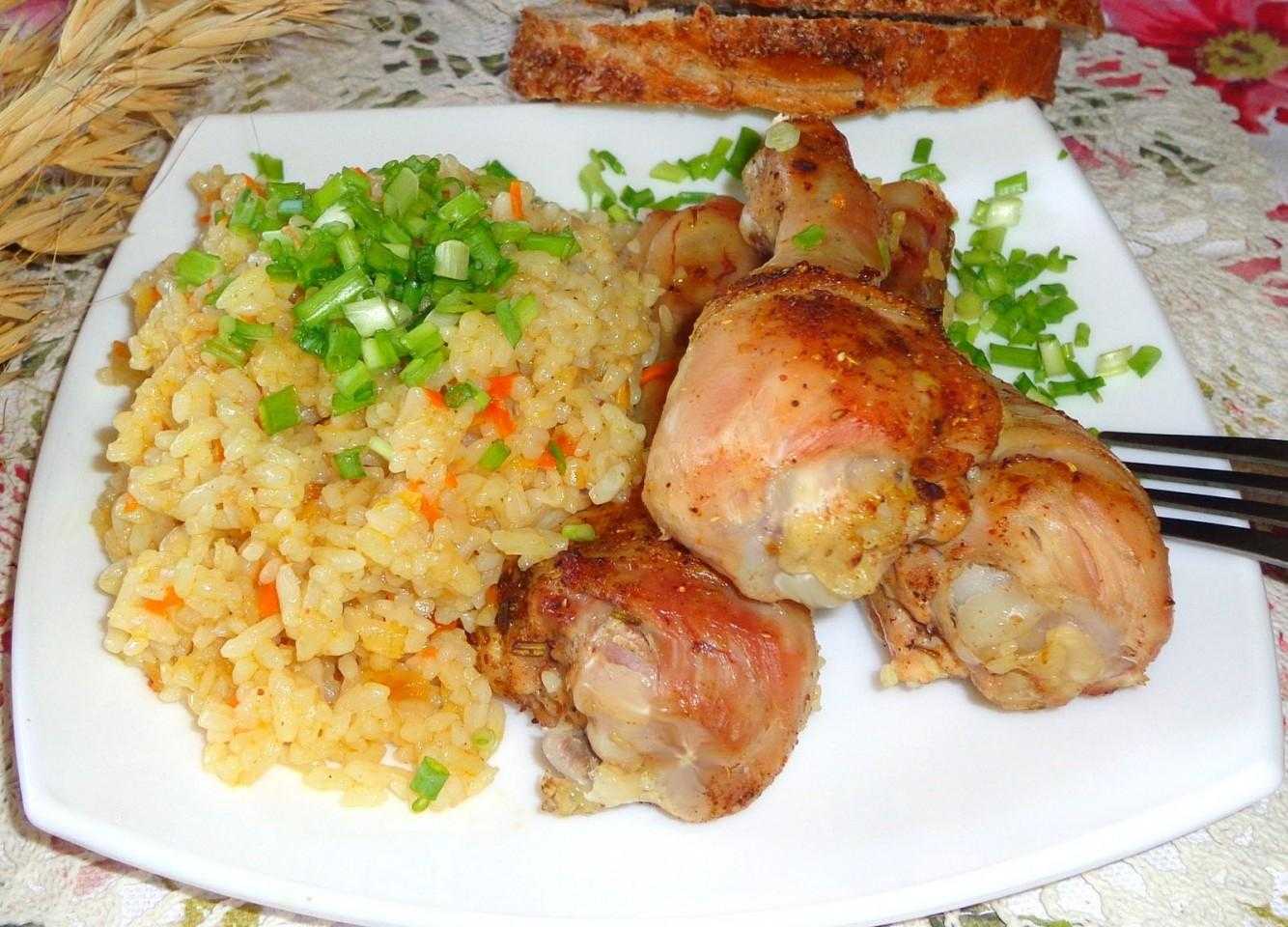 Курица без риса. Куриная голень с рисом и овощами в духовке. Рис с курицей. Рис с курицей в духовке. Курочка с рисом в духовке.
