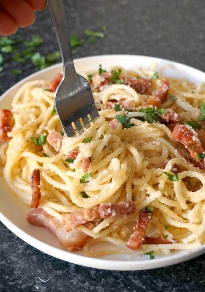 Рецепт карбонары со спагетти. Паста карбонара с беконом и сливками. Спагетти для пасты карбонара. Паста казаречче карбонара. Макароны с соусом карбонара и беконом.