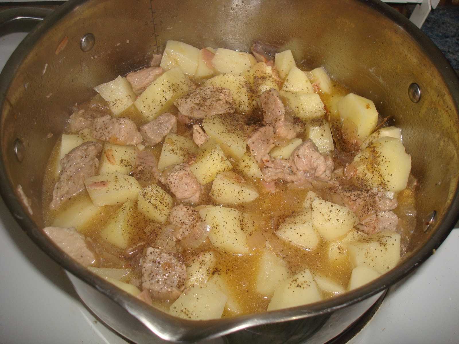 Картошка тушеная с мясом в кастрюле на плите рецепт фото пошагово