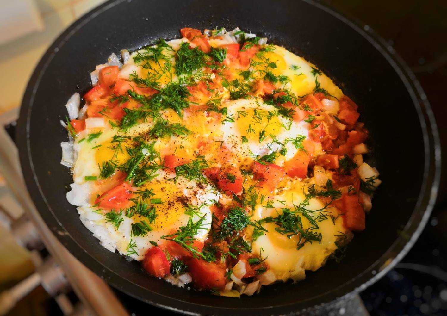 Блюдо из яиц и овощей. Яичница с помидорами и луком. Яичница глазунья с помидорами. Яичница омлет глазунья. Яичница с помидорами и сыром.