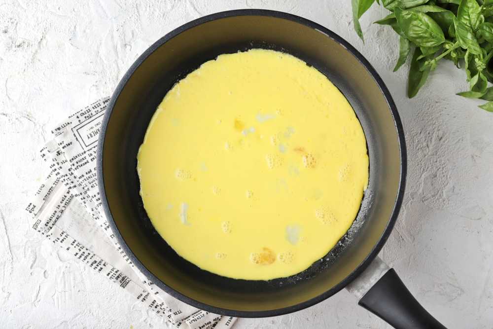 Рецепты вкусного и пышного омлета — 11 рецептов омлета на сковороде и в духовке