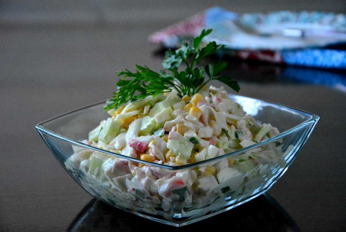 Салат с крабовыми палочками и кукурузой - 6 классических рецептов приготовления