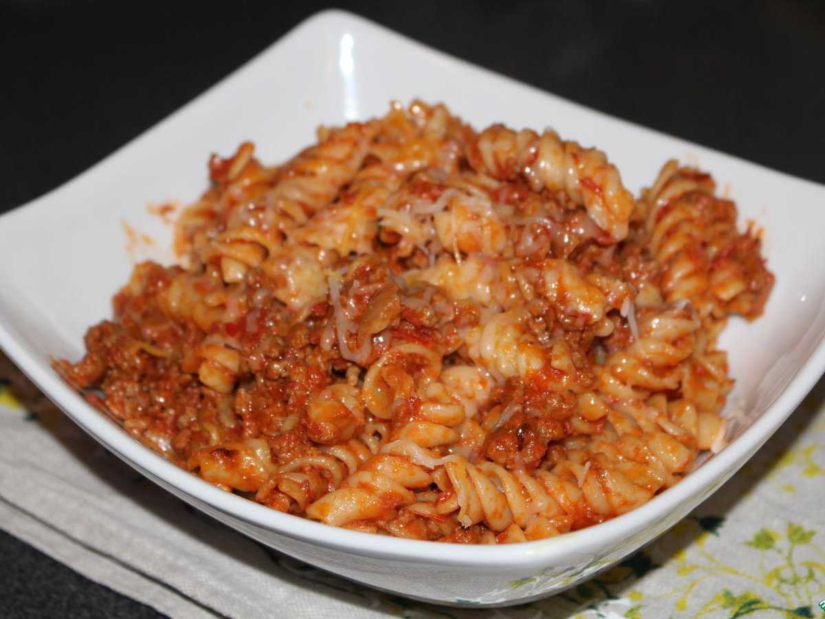 Как приготовить Букатини с куриным фаршем в томатном соусе с использованием: макароны букатини,фарш куриный,лук репчатый,паста томатная Букатини – это вид пасты, похожий на полые спагетти Они в несколько раз толще, чем спагетти и имеют отверстие в це