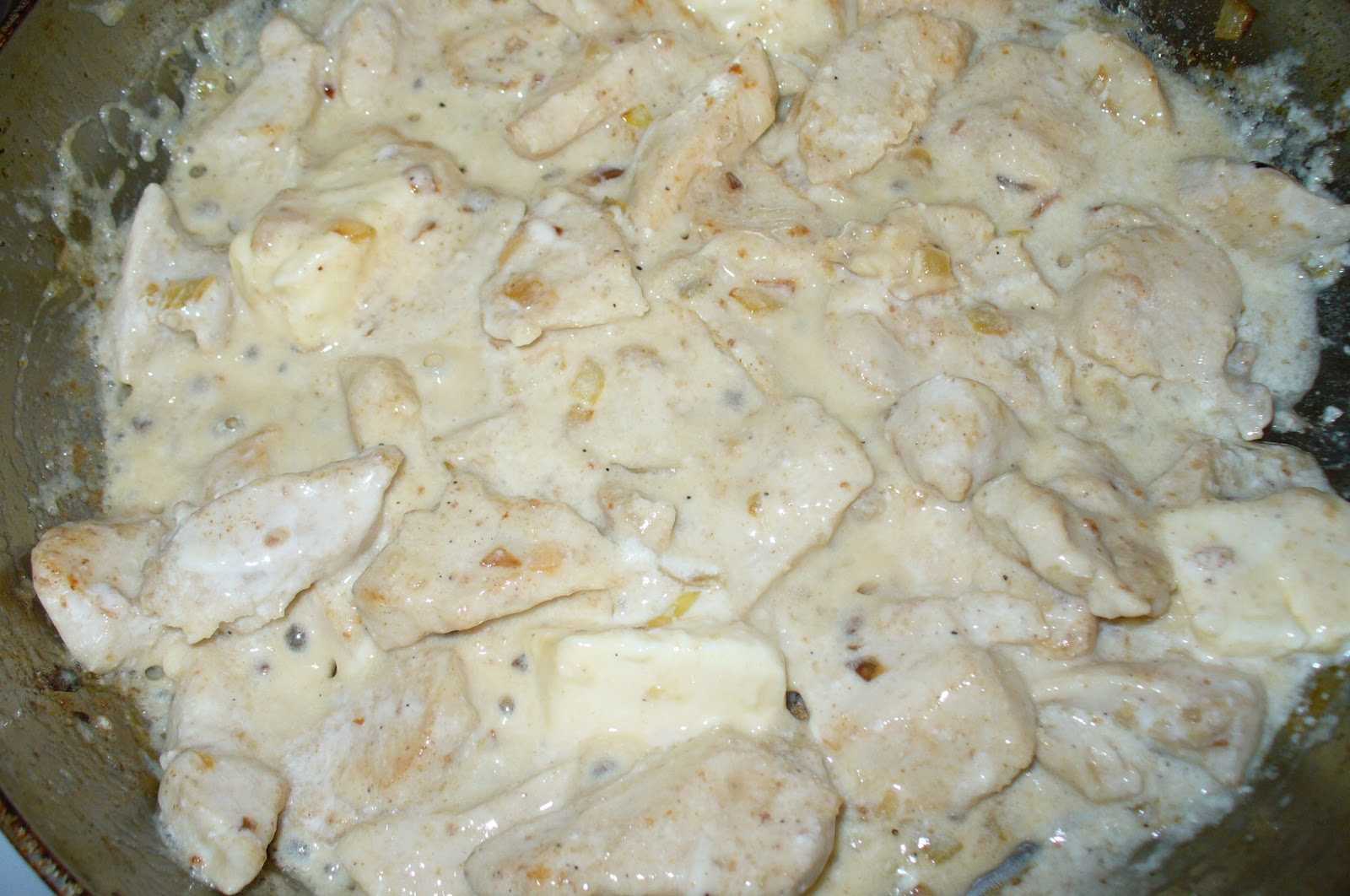 Куриное филе в сметанном соусе (сметане) на сковороде: 8 очень вкусных рецептов