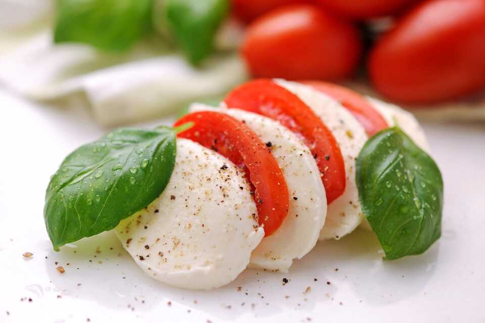 Салат капрезе – 12 рецептов итальянского салата