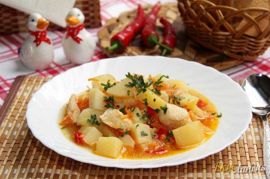 Тушеная картошка с куриной. Соус с курицей и картошкой. Куриный соус с картошкой. Картофельный соус с курицей. Соус для картошки.