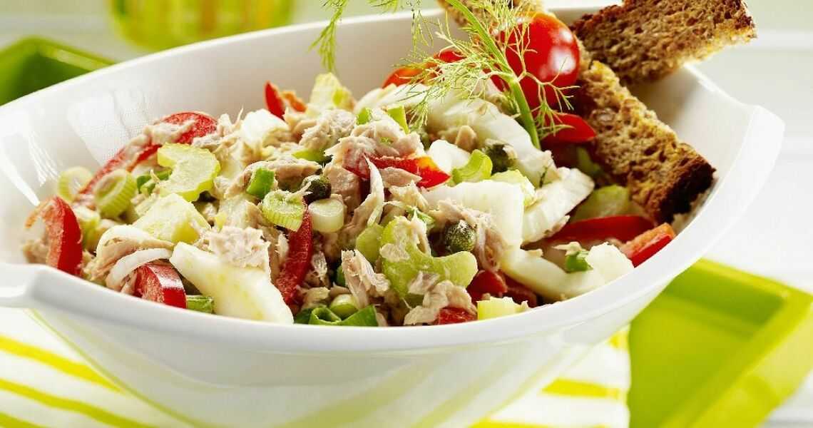 Салат из рыбных консервов — готовим рыбный салат быстро и вкусно